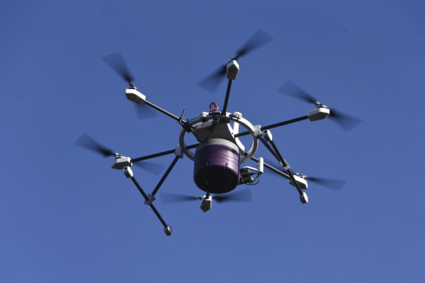 A Connect Robotics delivery drone delivers food. Image credit: Eduardo Famendes (Wikimedia Commons).
