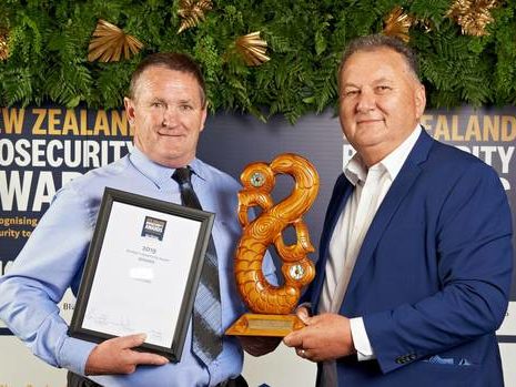 Dave Cade recieves an award from Minister Shane Jones